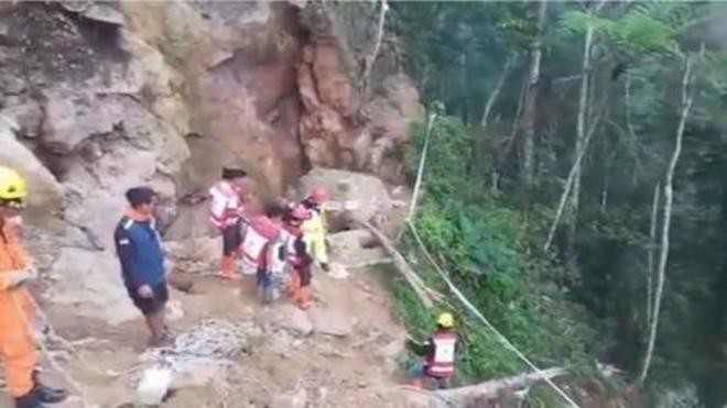 Sập hầm mỏ tại Indonesia, hàng chục người bị chôn vùi - Ảnh 1.
