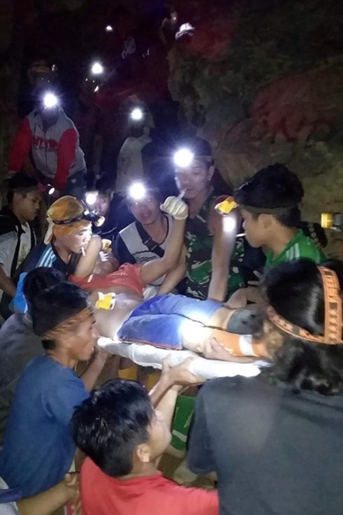 Lở đất tại Indonesia: 60 người có thể đã bị chôn vùi - Ảnh 1.