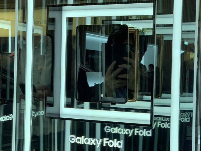Xem loạt ảnh này mới hiểu chụp ảnh Galaxy Fold và Mate X tại event khổ sở như thế nào - Ảnh 14.