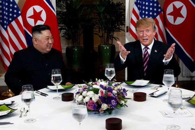 Thượng đỉnh Mỹ-Triều ngày 1: Tổng thống Trump và Chủ tịch Kim bắt tay tại Hà Nội, vui vẻ ăn tối xã giao sau khi họp nhanh - Ảnh 30.