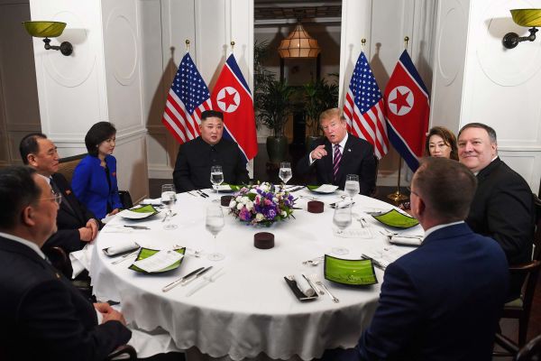 Thượng đỉnh Mỹ-Triều ngày 1: Tổng thống Trump và Chủ tịch Kim bắt tay tại Hà Nội, vui vẻ ăn tối xã giao sau khi họp nhanh - Ảnh 31.