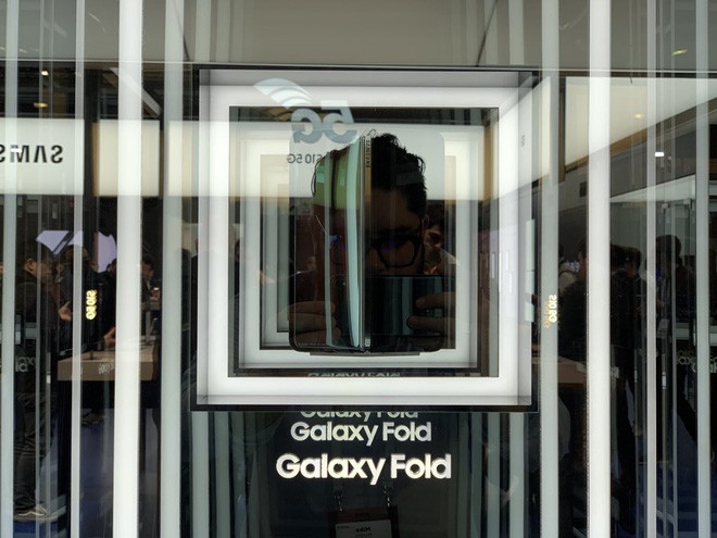 Xem loạt ảnh này mới hiểu chụp ảnh Galaxy Fold và Mate X tại event khổ sở như thế nào - Ảnh 12.