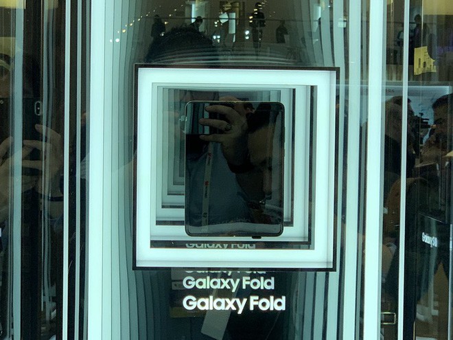Xem loạt ảnh này mới hiểu chụp ảnh Galaxy Fold và Mate X tại event khổ sở như thế nào - Ảnh 13.
