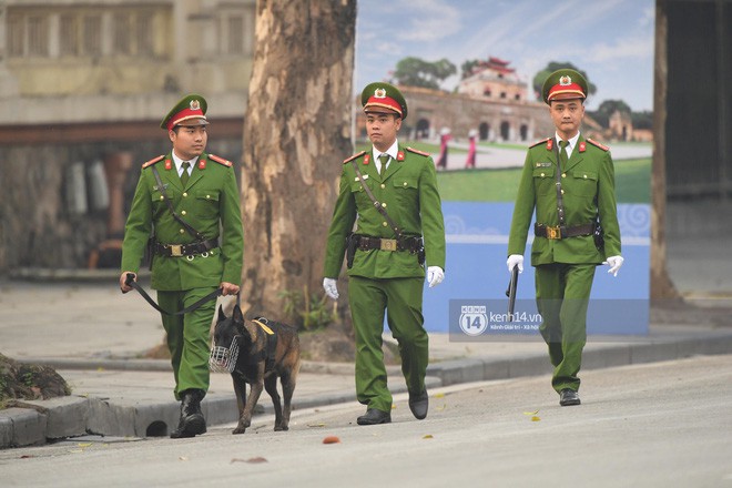 Thượng đỉnh Mỹ-Triều ngày 1: Tổng thống Trump và Chủ tịch Kim bắt tay tại Hà Nội, vui vẻ ăn tối xã giao sau khi họp nhanh - Ảnh 11.