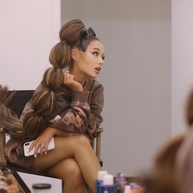 Ariana Grande tung tăng dạo phố với bộ tóc được tạo hình lấy cảm hứng từ đòn bánh tét  - Ảnh 1.