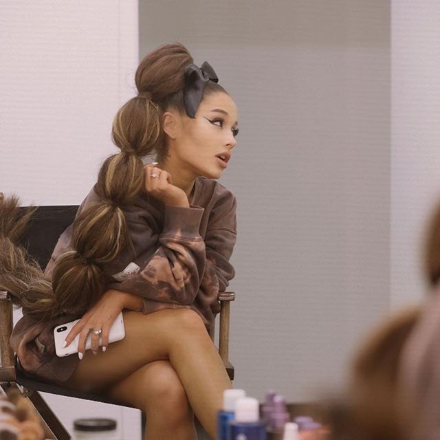 Ariana Grande tung tăng dạo phố với bộ tóc được tạo hình lấy cảm hứng từ đòn bánh tét  - Ảnh 1.