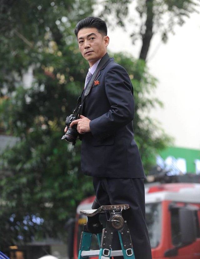 Phóng viên Triều Tiên ăn mặc chỉn chu tác nghiệp tại Hội nghị thượng đỉnh Mỹ - Triều - Ảnh 2.