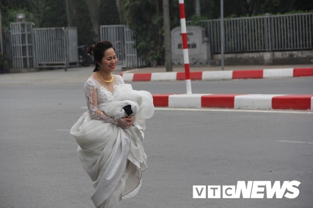 Cấm đường bảo vệ Hội nghị Mỹ - Triều, xe rước dâu chôn chân ngoài đại lộ, cô dâu chú rể xách váy chạy bộ - Ảnh 5.