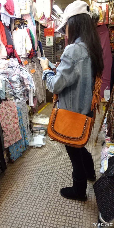 Đi chợ cóc shopping sắm Tết, Trương Bá Chi đang kiệt quệ tài chính sau khi sinh con cho người tình đại gia? - Ảnh 1.