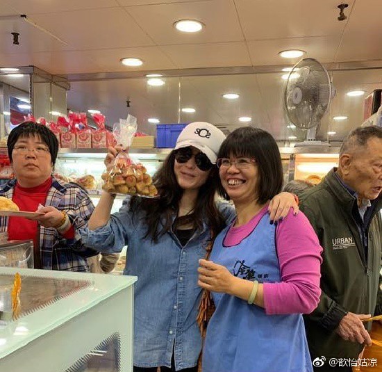 Đi chợ cóc shopping sắm Tết, Trương Bá Chi đang kiệt quệ tài chính sau khi sinh con cho người tình đại gia? - Ảnh 3.