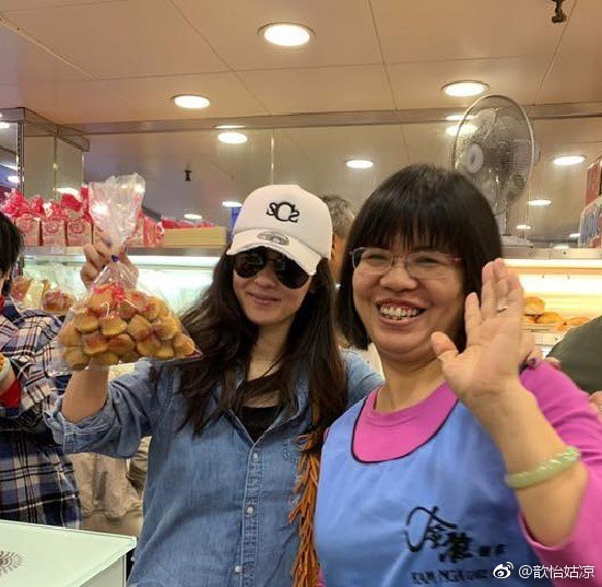 Đi chợ cóc shopping sắm Tết, Trương Bá Chi đang kiệt quệ tài chính sau khi sinh con cho người tình đại gia? - Ảnh 2.