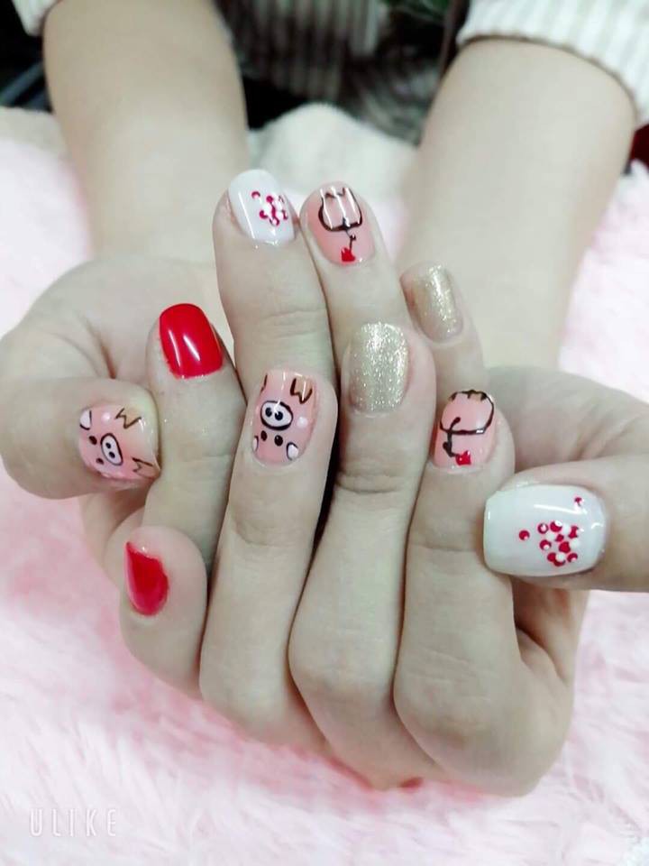 Làm nail: Khiến đôi tay của bạn trở nên xinh đẹp hơn với những kiểu nail độc đáo và sáng tạo. Làm nail không chỉ là việc làm đẹp, mà còn là cách thể hiện cá tính và gu thẩm mỹ của bạn. Hãy đến với chúng tôi để được thợ làm nail tay nghề cao và tận tâm phục vụ.