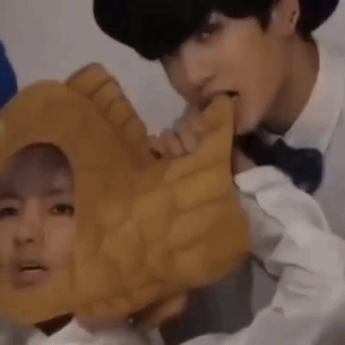 BTS nu&ocirc;i Jungkook kiểu g&igrave; m&agrave; để em &uacute;t đ&oacute;i thế n&agrave;y, c&aacute;i g&igrave; cũng cho v&agrave;o miệng được mới t&agrave;i - Ảnh 7.