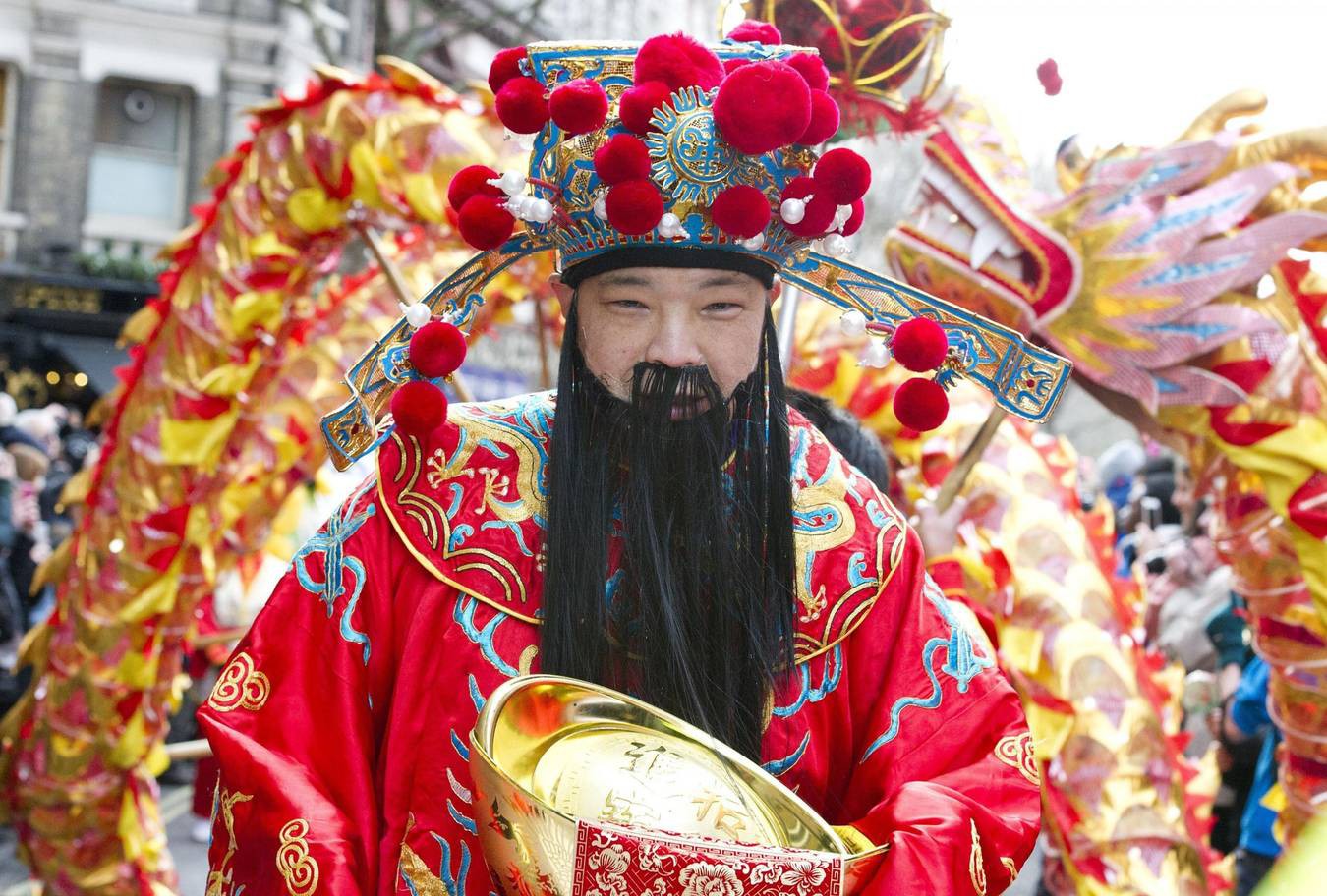 В январе 2017 из китая в лондон. Шань дань Лаожен китайский дед Мороз. Китайский новый год. Традиционный китайский новый год. Китайский новый год в Лондоне.