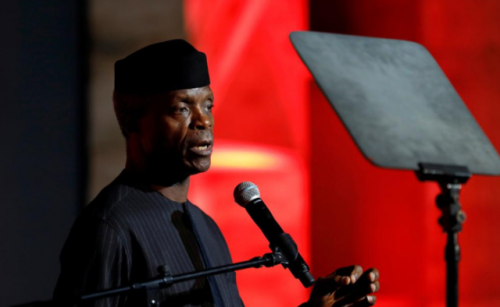 Máy bay bất ngờ lao xuống đất, Phó tổng thống Nigeria thoát chết - Ảnh 1.