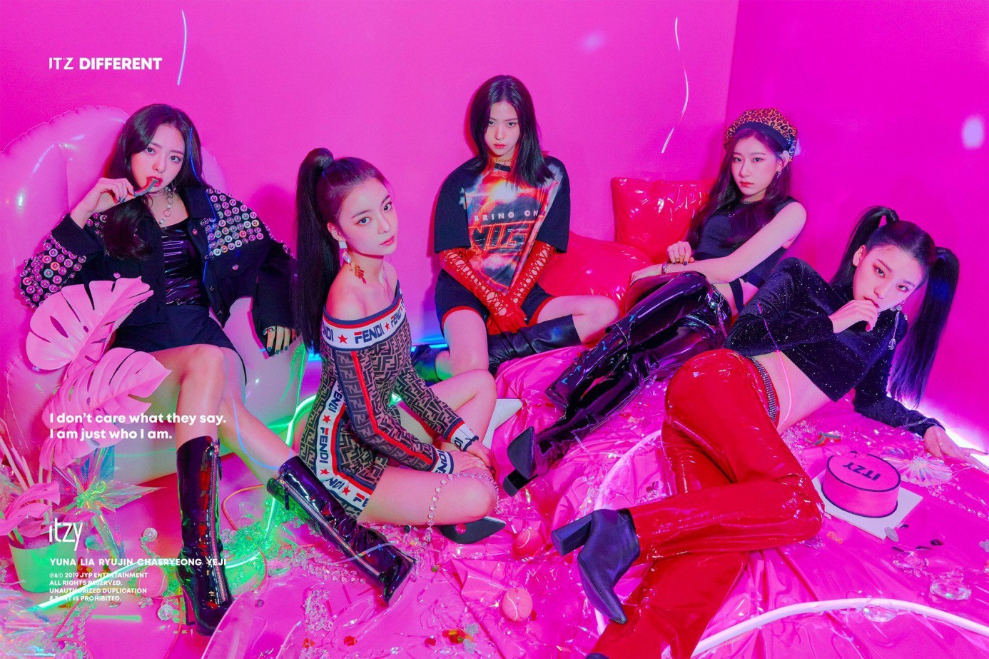 MV debut của ITZY chính thức ra lò: Concept girlcrush nhưng vẫn thoang thoảng màu TWICE - Ảnh 5. MV debut của ITZY chính thức ra lò: Concept girlcrush nhưng vẫn thoang thoảng màu TWICE - Ảnh 5.