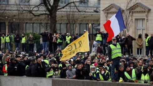 Cảnh sát Pháp và người biểu tình lại đụng độ - Ảnh 1.