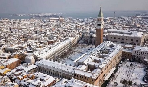 Italia: Hàng nghìn ô tô “kẹt cứng” nhiều giờ vì tuyết - Ảnh 1.