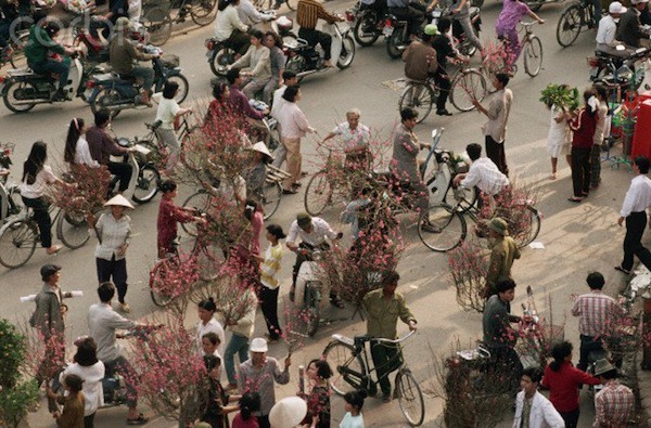 Khám phá Hà Nội ngày Tết những năm 90 qua lăng kính phóng viên nước ngoài - Ảnh 1.