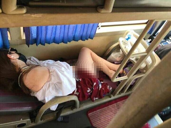 Chen chúc trên xe khách ngày Tết nhưng không ít các thiếu nữ ăn mặc hớ hênh khiến nhiều người phải đỏ mặt - Ảnh 3.