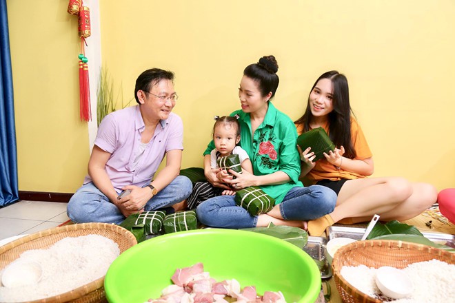 Sao Vbiz tất bật g&oacute;i b&aacute;nh chưng, b&aacute;nh T&eacute;t chuẩn bị đ&oacute;n Tết: Người qu&acirc;y quần c&ugrave;ng gia đ&igrave;nh, người rủ cả &ecirc;-k&iacute;p c&ugrave;ng tham gia - Ảnh 4.