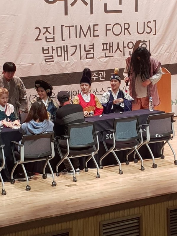 Cosplay mừng Tết trong fansign cuối năm nhưng GFriend lại bất ngờ bị nhân vật này chiếm trọn spotlight - Ảnh 5.