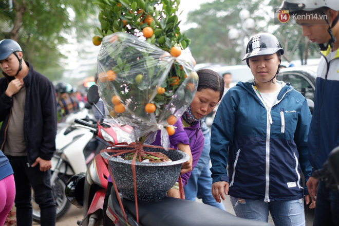 Nỗi niềm của những người chở Tết đi khắp phố phường: “Không bán hết chỗ đào này, tôi chẳng dám về quê ăn Tết” - Ảnh 2.