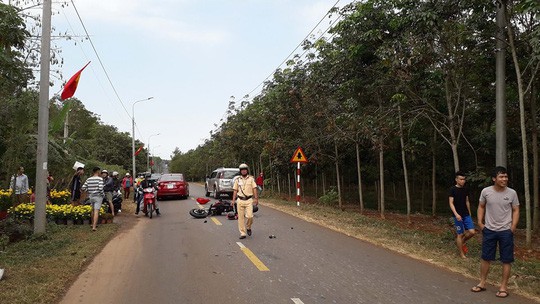 Mô tô lao 130 km/giờ vào xe container, thanh niên... không hề hấn gì! - Ảnh 2.