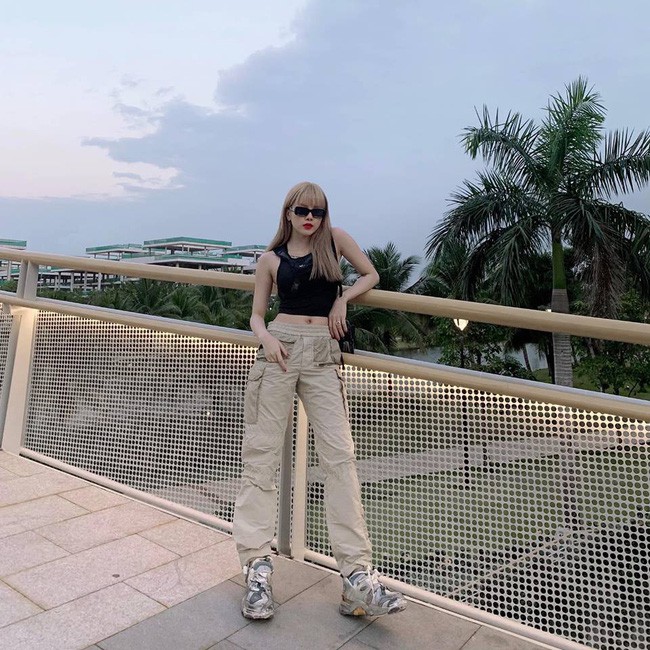 Street style cận Tết của sao Việt: Hà Hồ diện toàn màu chóe, Đàm Thu Trang cực giản dị trong bộ đồ sắc nâu - Ảnh 16.