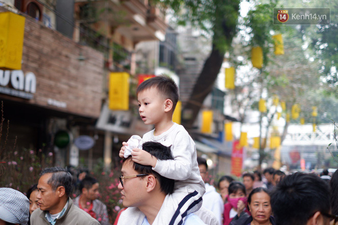 Nỗi niềm của những người chở Tết đi khắp phố phường: “Không bán hết chỗ đào này, tôi chẳng dám về quê ăn Tết” - Ảnh 22.