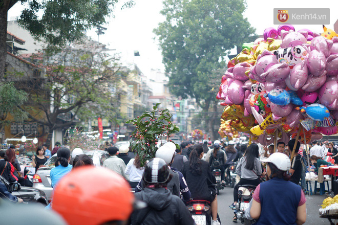 Nỗi niềm của những người chở Tết đi khắp phố phường: “Không bán hết chỗ đào này, tôi chẳng dám về quê ăn Tết” - Ảnh 23.