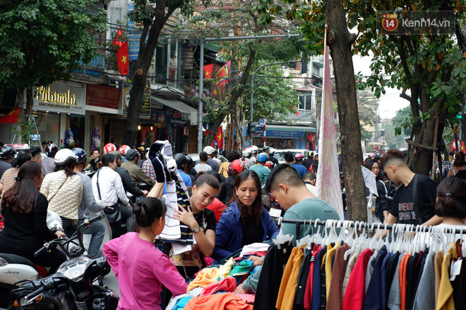 Nỗi niềm của những người chở Tết đi khắp phố phường: “Không bán hết chỗ đào này, tôi chẳng dám về quê ăn Tết” - Ảnh 25.