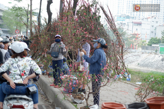 Nỗi niềm của những người chở Tết đi khắp phố phường: “Không bán hết chỗ đào này, tôi chẳng dám về quê ăn Tết” - Ảnh 9.