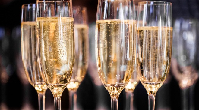 Shopruou247_hinh_anh_champagne glasses aetbthinkstock 1546449823740686863302 15493714468051901317468