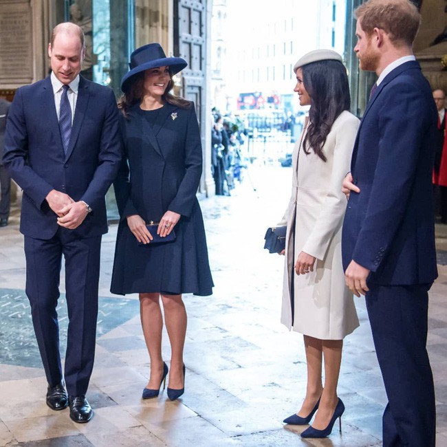 Có khi chị em dâu Kate và Meghan lại chẳng hề bất hòa, vì họ chăm diện giày đôi thế này cơ mà! - Ảnh 3.