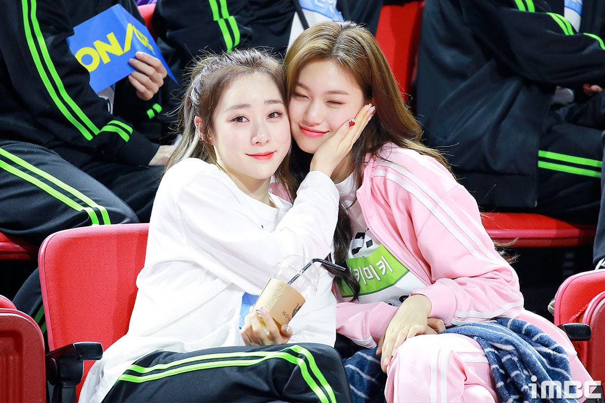 Fan được dịp đẩy thuyền khi thấy hội chị em Idol tình thương mến thương tại đại hội thể thao - Ảnh 2. Fan được dịp đẩy thuyền khi thấy hội chị em Idol tình thương mến thương tại đại hội thể thao - Ảnh 2.
