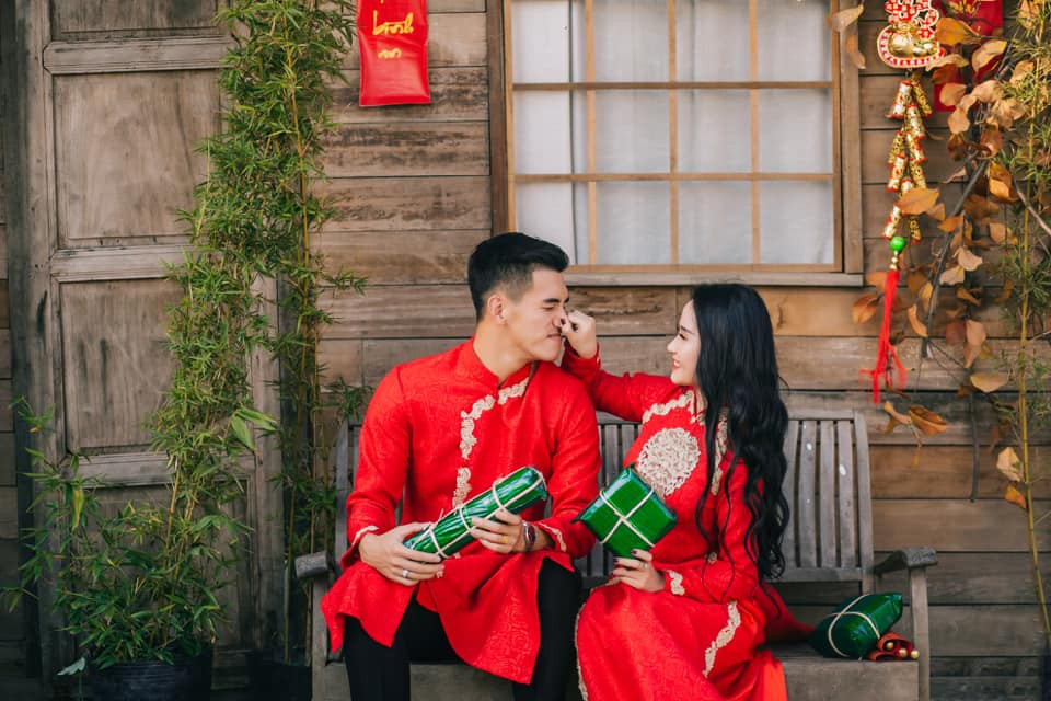 Khám phá vẻ đẹp truyền thống Việt Nam với áo dài cách tân đầy phong cách và sự sang trọng. Hãy đến với hình ảnh tuyệt đẹp này để cảm nhận được sự độc đáo và tinh hoa của áo dài Việt Nam.