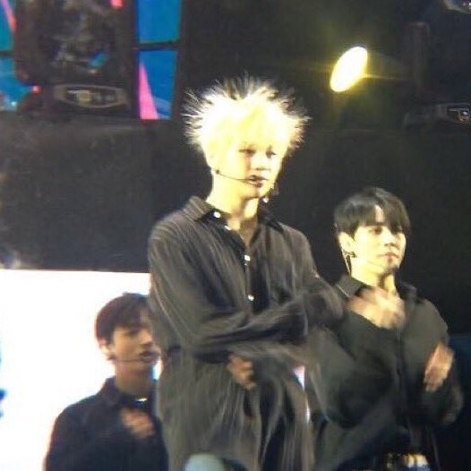 Dở kh&oacute;c dở cười idol Kpop gặp sự cố v&igrave; tẩy t&oacute;c: Người vẫn đẹp như ti&ecirc;n tử, kẻ đầu như ph&aacute;o nổ đ&ecirc;m Tết - Ảnh 3.