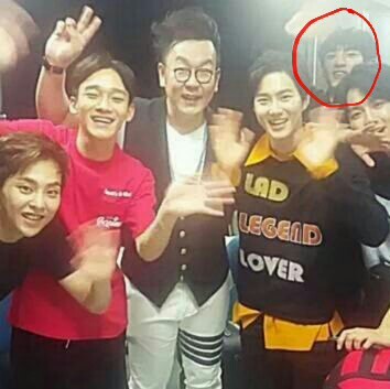 Chanyeol (EXO) đích thị là thánh ú oà: người ta chụp ảnh ở đâu, master photobomb Chanyeol theo đến đó - Ảnh 14.