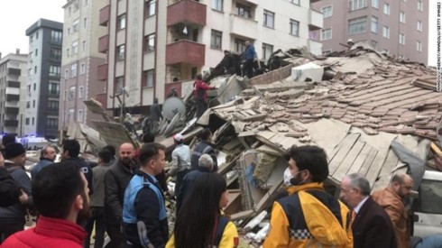 Sập tòa chung cư 8 tầng tại Thổ Nhĩ Kỳ, ít nhất 5 người thương vong - Ảnh 1.