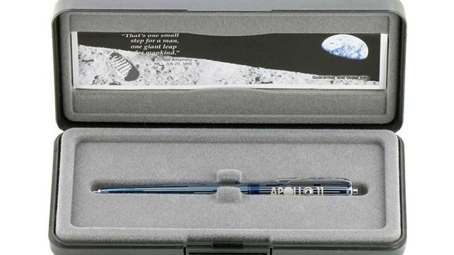 Space Pen - công nghệ bút không gian của NASA đã hơn 50 tuổi nhưng vẫn chạy tốt - Ảnh 1.