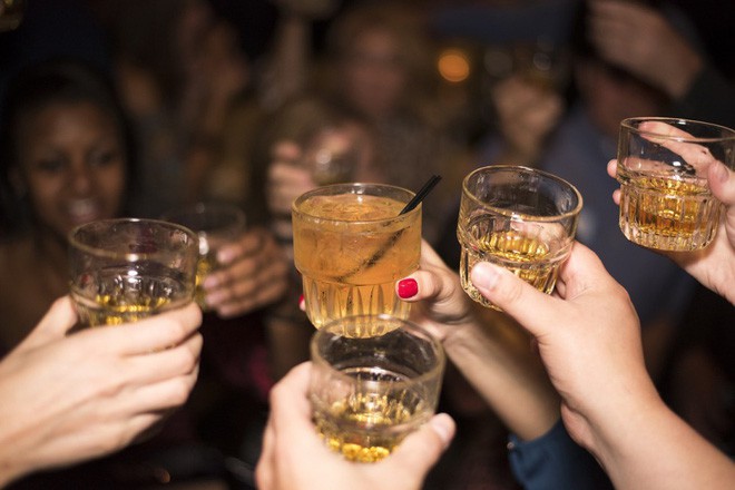 Nghiên cứu: Những người uống nhiều rượu có thể bị biến đổi gen - Ảnh 1.