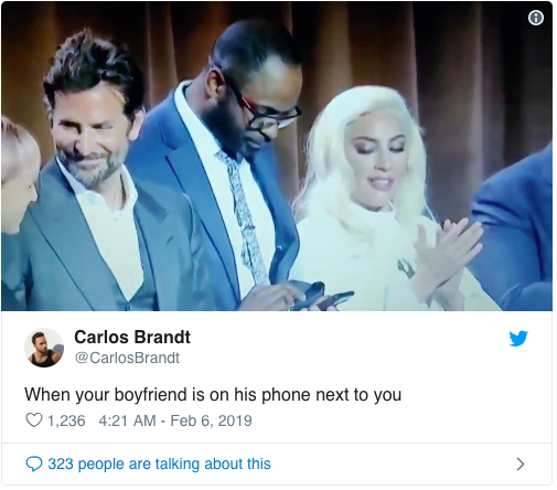 Tọc mạch xem người bên cạnh bấm điện thoại, Lady Gaga bỗng trở thành chủ đề gây sốt mạng xã hội - Ảnh 4.