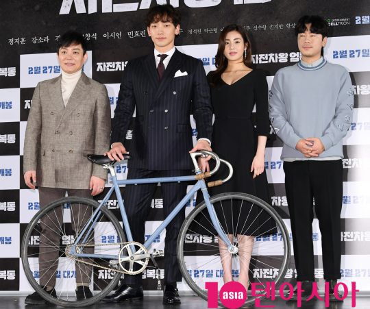 Bi Rain ch&iacute;nh thức xuất hiện với đầu x&ugrave; m&igrave;, bạn g&aacute;i cũ Hyun Bin li&ecirc;n tục c&uacute;i người khoe v&ograve;ng 1 đẫy đ&agrave; tại sự kiện - Ảnh 15.