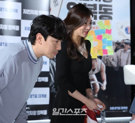 Bi Rain chính thức xuất hiện với đầu xù mì, bạn gái cũ Hyun Bin liên tục cúi người khoe vòng 1 đẫy đà tại sự kiện - Ảnh 7.