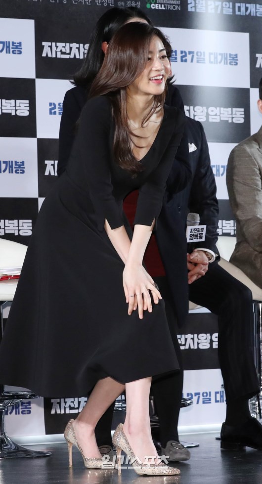 Bi Rain ch&iacute;nh thức xuất hiện với đầu x&ugrave; m&igrave;, bạn g&aacute;i cũ Hyun Bin li&ecirc;n tục c&uacute;i người khoe v&ograve;ng 1 đẫy đ&agrave; tại sự kiện - Ảnh 9.