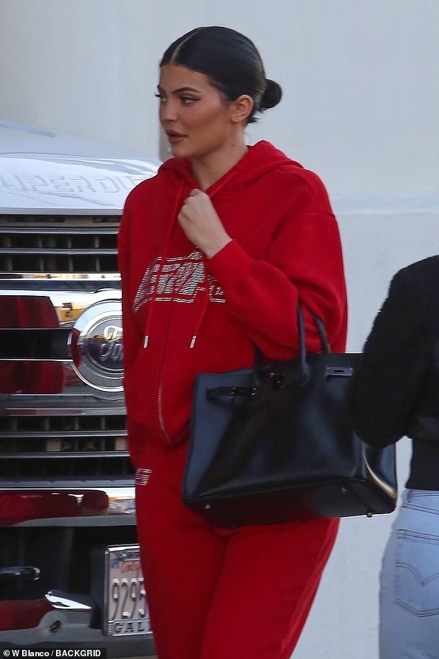 Chị em Kendall - Kylie Jenner trang điểm lung linh đi chụp ảnh sau tin đồn tị nạnh nhau về độ giàu có - Ảnh 2.