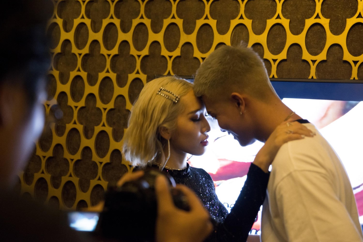 Nhờ khoá môi liên tục cùng loạt câu tỏ tình bể bình, vợ chồng Emily - BigDaddy dắt tay nhau lên top trending sau 24h - Ảnh 5. Nhờ khoá môi liên tục cùng loạt câu tỏ tình bể bình, vợ chồng Emily - BigDaddy dắt tay nhau lên top trending sau 24h - Ảnh 5.