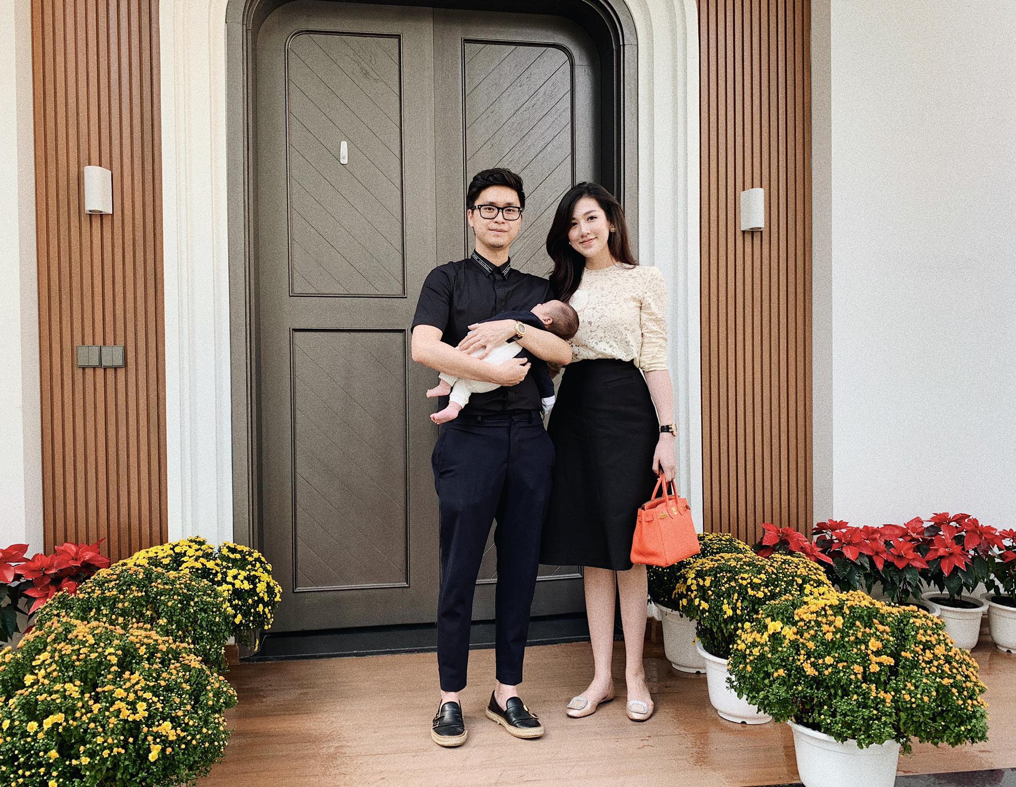 Tết đầu tiên bên gia đình chồng của mỹ nhân Việt: Người chứng minh đúng chuẩn vợ hiền dâu thảo, người xúng xính áo quần cùng chồng đi du xuân - Ảnh 6. Tết đầu tiên bên gia đình chồng của mỹ nhân Việt: Người chứng minh đúng chuẩn vợ hiền dâu thảo, người xúng xính áo quần cùng chồng đi du xuân - Ảnh 6.