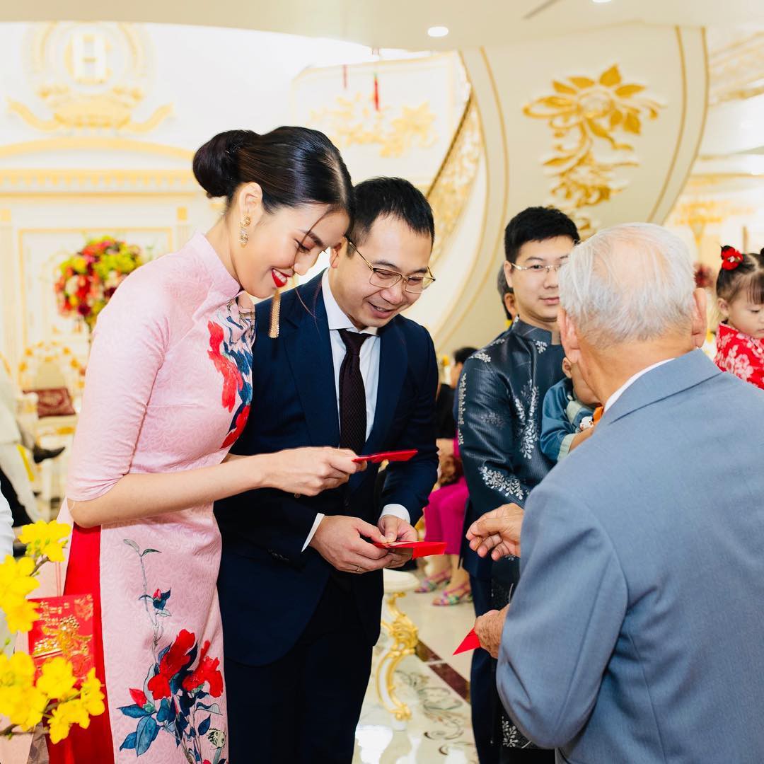 Tết đầu tiên bên gia đình chồng của mỹ nhân Việt: Người chứng minh đúng chuẩn vợ hiền dâu thảo, người xúng xính áo quần cùng chồng đi du xuân - Ảnh 2. Tết đầu tiên bên gia đình chồng của mỹ nhân Việt: Người chứng minh đúng chuẩn vợ hiền dâu thảo, người xúng xính áo quần cùng chồng đi du xuân - Ảnh 2.